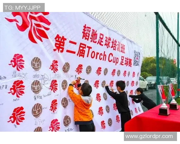 足球明星与小朋友亲密互动现场签名瞬间温馨回忆分享